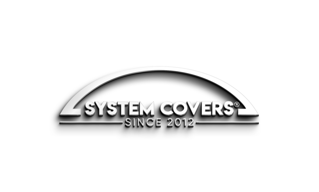 Logo System Covers z białym napisem i łukowatym kształtem na czarnym tle.